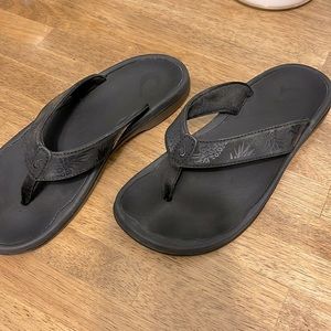 OluKia black sandals size 8